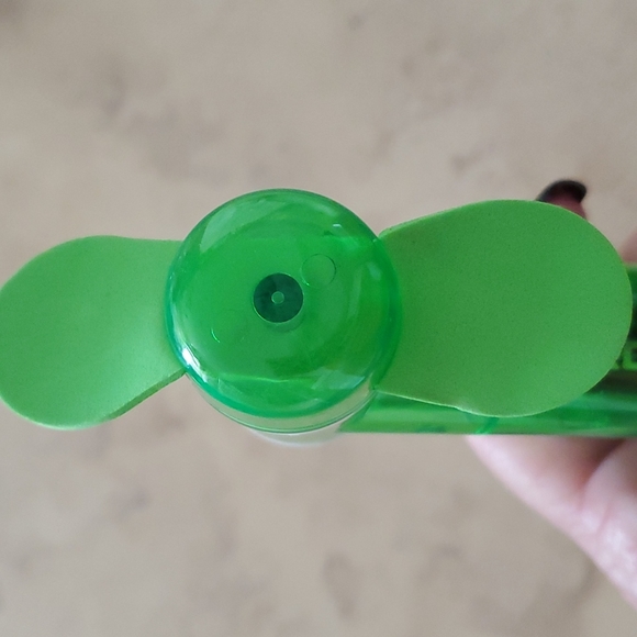 Battery Operated Misting Handheld Fan nwot - Picture 3 of 3